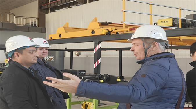 Treat customers from afar to visit our factory and signed a crane ordering contract