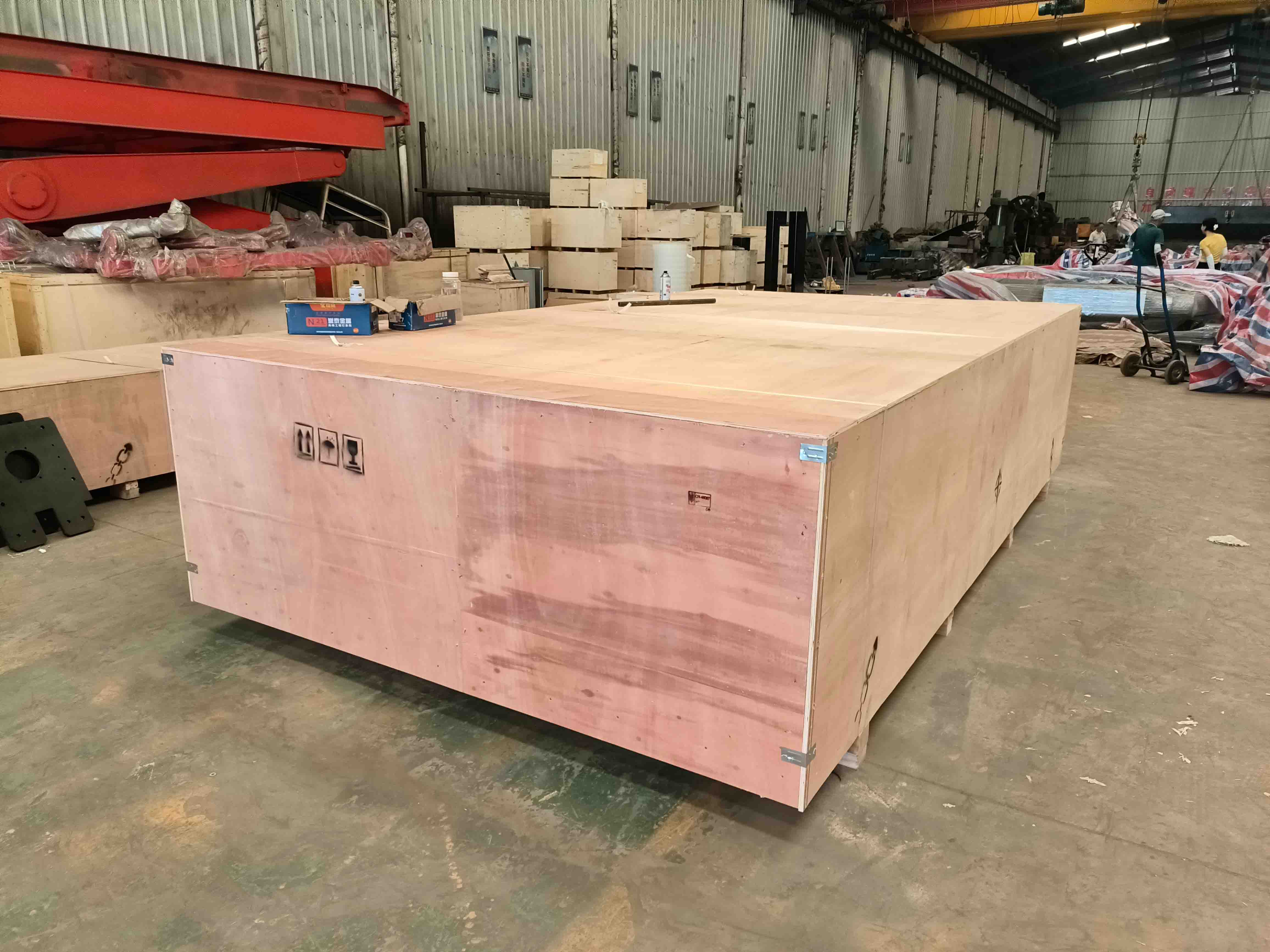 Trackless electric transport vehicle